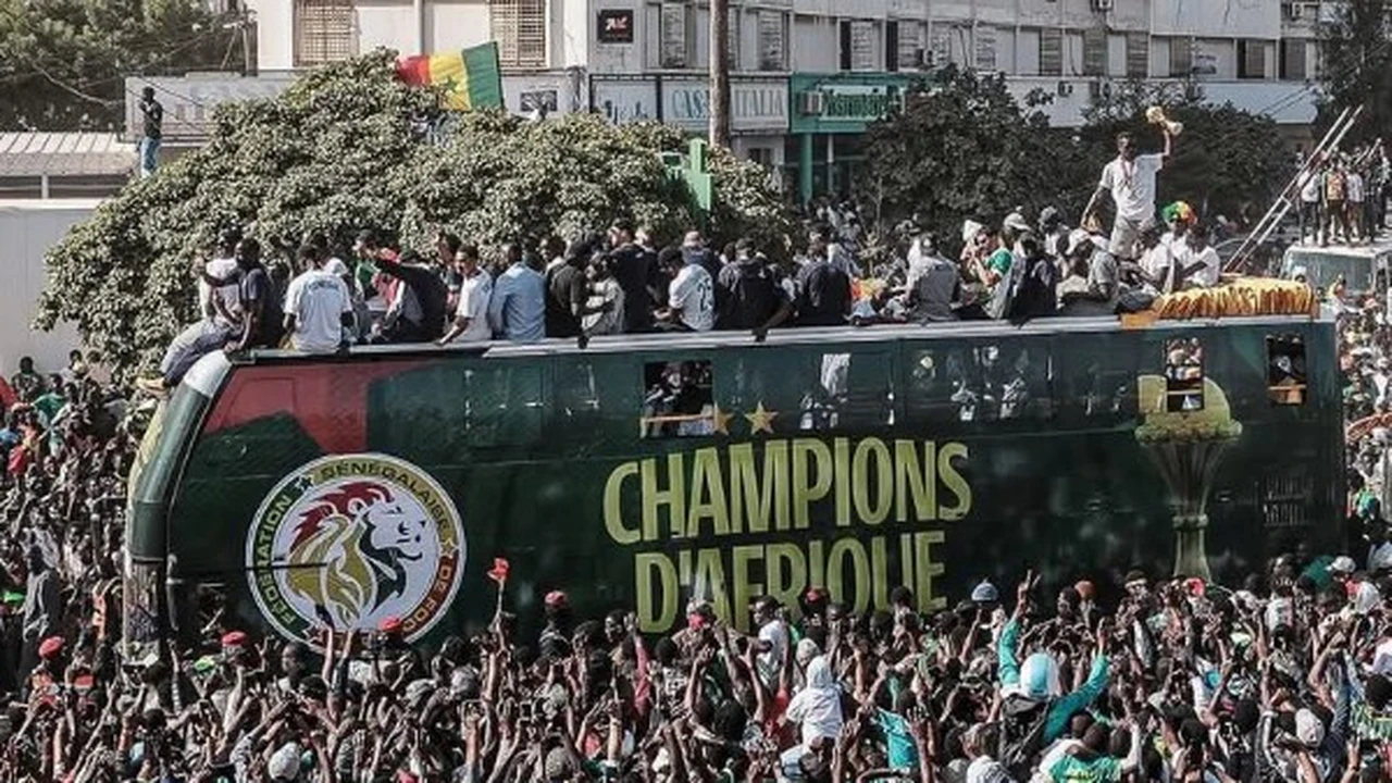 بينهم ساديو ماني.. آلاف الجماهير يستقبلون بعثة السنغال في حدث استثنائي بالصور